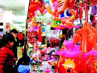 警惕儿童玩具灯笼乱象 三无产品泛滥的隐患与玩具销售的监管挑战